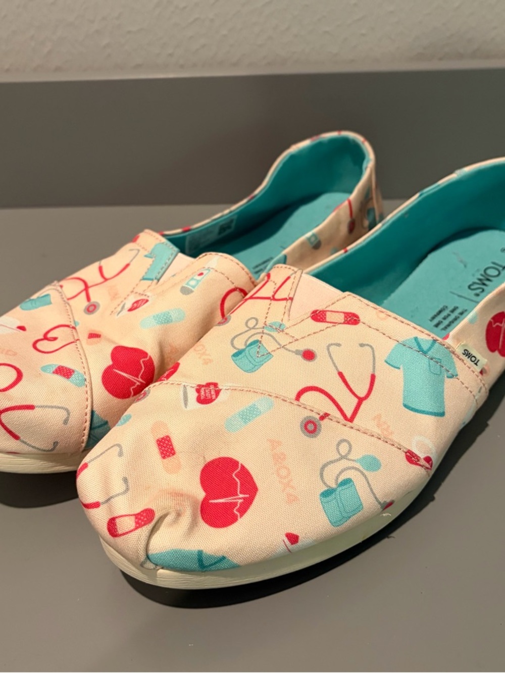 TOMS Alpargata Nurse Appreciation Shoes Women's Size 10 Pink, White & Teal EUC - Picture 2 of 9